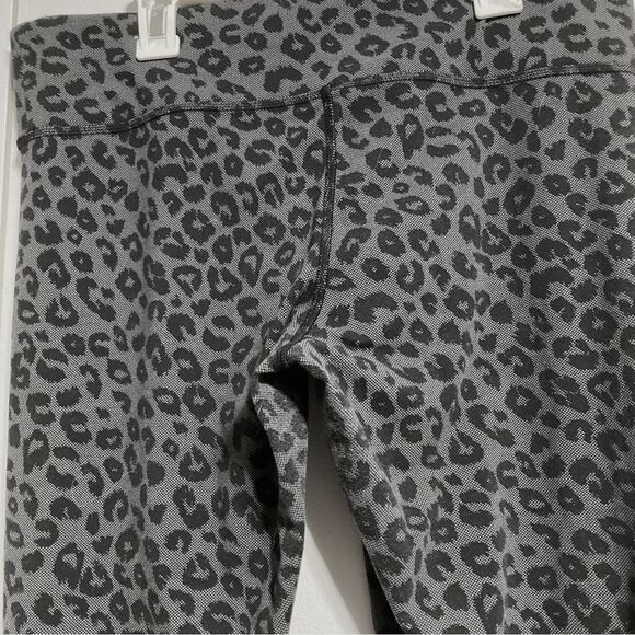 VICTORIAS SECRET PINK Stretch Grey Cheetah Animal Print Yoga Leggings Medium - Picture 7 of 14